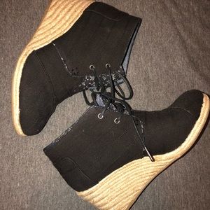 TOMS desert wedge black linen/natural espadrille